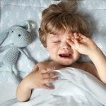 Dziecko budzi się w nocy z płaczem - co robić?