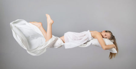 Drgawki podczas snu – czym są tajemnicze hipnagogi?