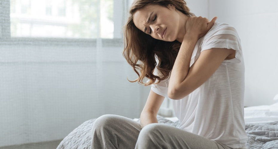 Ból szyi po spaniu – jakie są jego przyczyny i w jaki sposób go uniknąć?