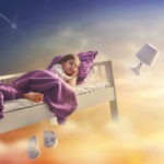 Wyobrażenie śnienia: dziewczynka śpiąca na unoszącym się w kolorowej przestrzeni łóżku - zdrowy-sen.eu