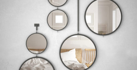 Dekoracyjne, okrągłe lustra w sypialni na ścianie - zdrowy-sen.eu