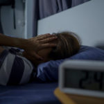 Cierpiąca na Zespół Elpenora kobieta wybudzona w nocy w fazie snu głębokiego - zdrowy-sen.eu
