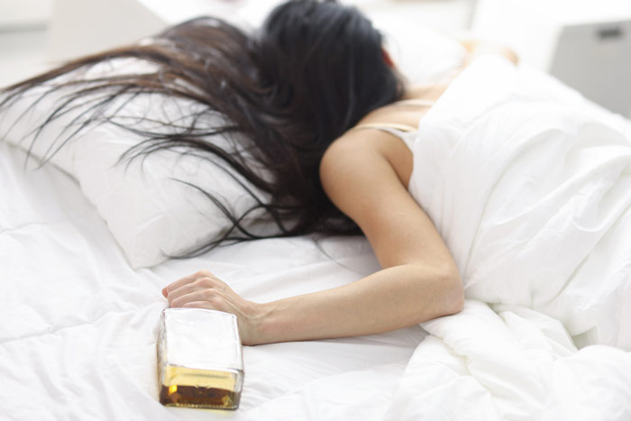 Zaburzony cykl snu po alkoholu u młodej kobiety - zdrowy-sen.eu