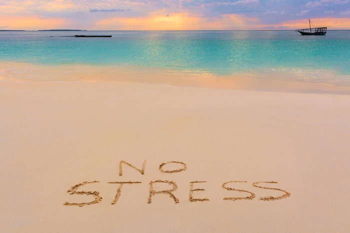 Napis na piasku na plaży „No stress” nawiązujący do efektów stosowania techniki 4-7-8 – zdrowy-sen.eu