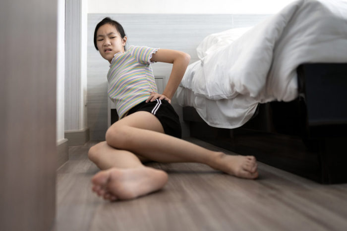 Parasomnia u dziecka: dziewczynka po upadku w trakcie lunatykowania – zdrowy-sen.eu