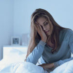 Młoda kobieta cierpiąca na chroniczny brak snu – zdrowy-sen.e