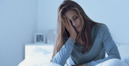 Młoda kobieta cierpiąca na chroniczny brak snu – zdrowy-sen.e