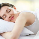Śpiąca kobieta doświadczająca marzenia sennego – zdrowy-sen.eu