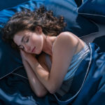 Kobieta, która doskonale wie, jak spać, żeby się wyspać – zdrowy-sen.eu