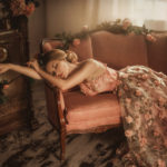 Syndrom śpiącej królewny i piękna, młoda kobieta w długiej sukni, śpiąca na sofie we wnętrzu w stylu retro – zdrowy-sen.eu