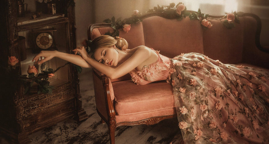 Syndrom śpiącej królewny i piękna, młoda kobieta w długiej sukni, śpiąca na sofie we wnętrzu w stylu retro – zdrowy-sen.eu