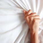 Dłoń kobiety z zespołem Morfeusza przeżywającej orgazm przez sen – zdrowy-sen.eu
