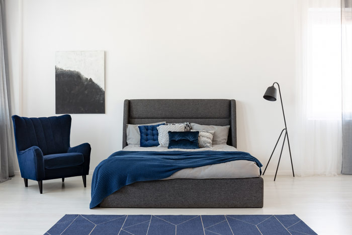 Łóżko w stylu kontynentalnym w sypialni skandynawskiej – zdrowy-sen.eu]
