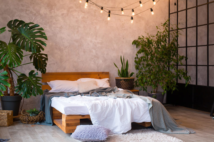 Sypialnia w stylu loftowym z łóżkiem z palet – zdrowy-sen.eu