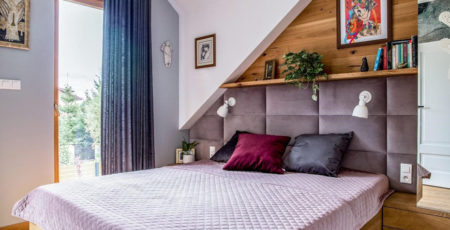 Przytulna aranżacja małej sypialni z dużym, wygodnym łóżkiem – zdrowy-sen.eu
