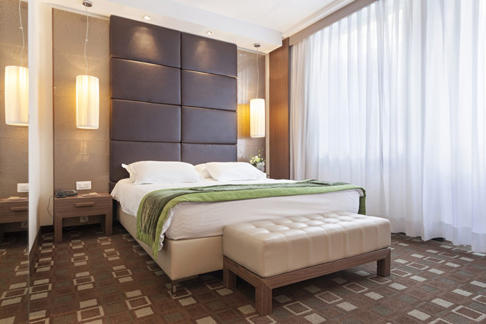 Hotelowy wystrój sypialni w kolorystyce barw ziemi – zdrowy-sen.eu
