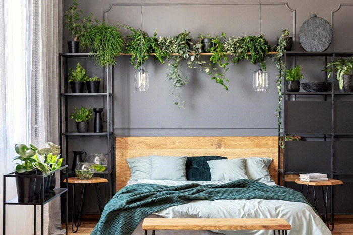 Mała sypialnia loftowa z drewnianym łóżkiem – zdrowy-sen.eu
