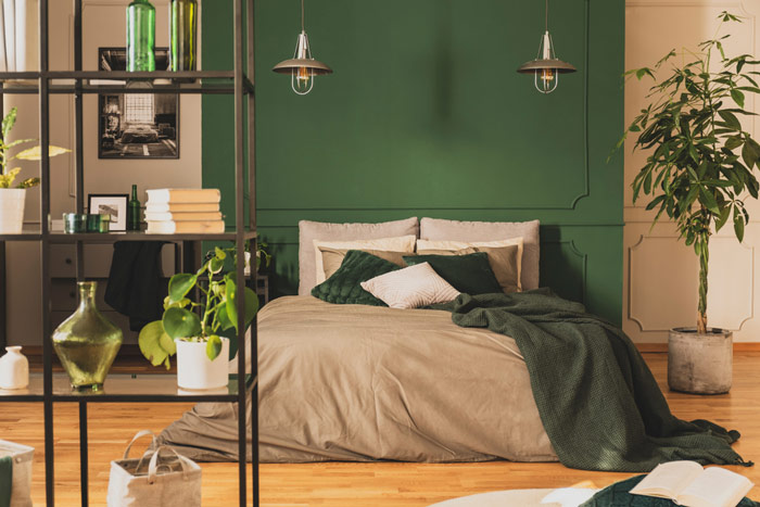 Ściana w sypialni w kolorze butelkowej zieleni – zdrowy-sen.eu