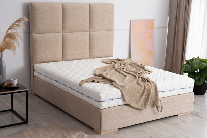 Sypialnia beżowa z pikowanym łóżkiem – zdrowy-sen.eu