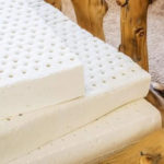 Materace lateksowe ułożone w drewnianej ramie łóżka – zdrowy-sen.eu