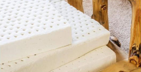 Materace lateksowe ułożone w drewnianej ramie łóżka – zdrowy-sen.eu