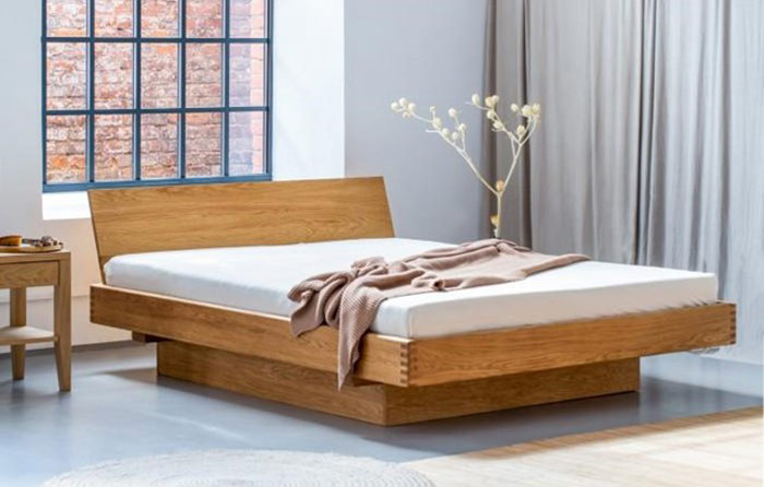 Łóżko olchowe w minimalistycznej sypialni – zdrowy-sen.eu