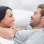 Małżeństwo w sypialni na łóżku z wygodnym materacem dla pary – zdrowy-sen.eu