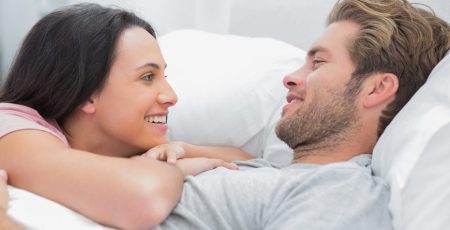 Małżeństwo w sypialni na łóżku z wygodnym materacem dla pary – zdrowy-sen.eu