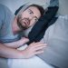 Mężczyzna w łóżku cierpiący na somnifobię – zdrowy-sen.eu